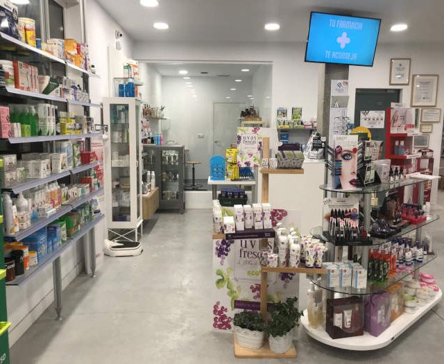 Interior de la farmacia en Cambre